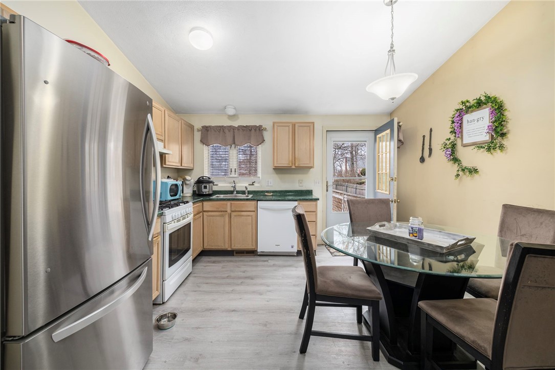 39 Mohawk Street Coventry, RI 02816 - Photo 3 of 24