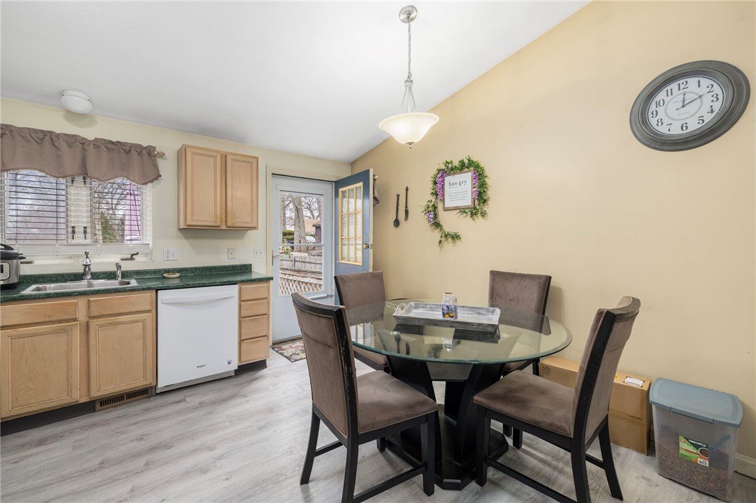 39 Mohawk Street Coventry, RI 02816 - Photo 4 of 24