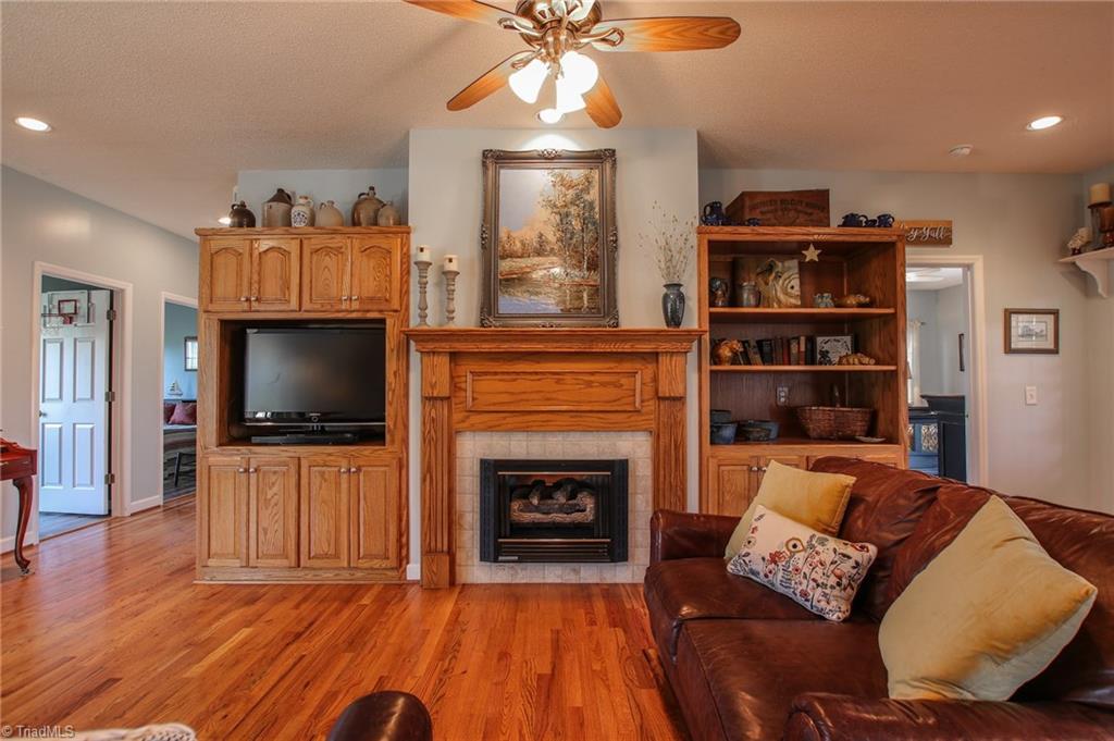 9252 Riverside Road Seagrove, NC 27341 - Photo 12 of 30 Living room w/ custom cabinetry/built-ins