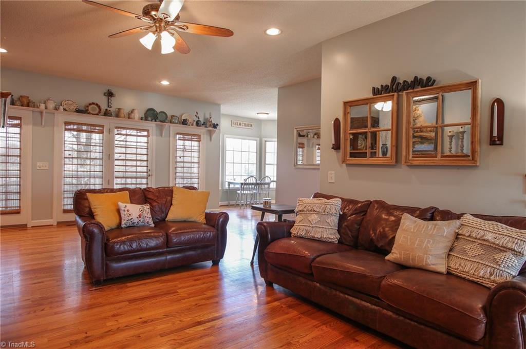 9252 Riverside Road Seagrove, NC 27341 - Photo 14 of 30 Living Room