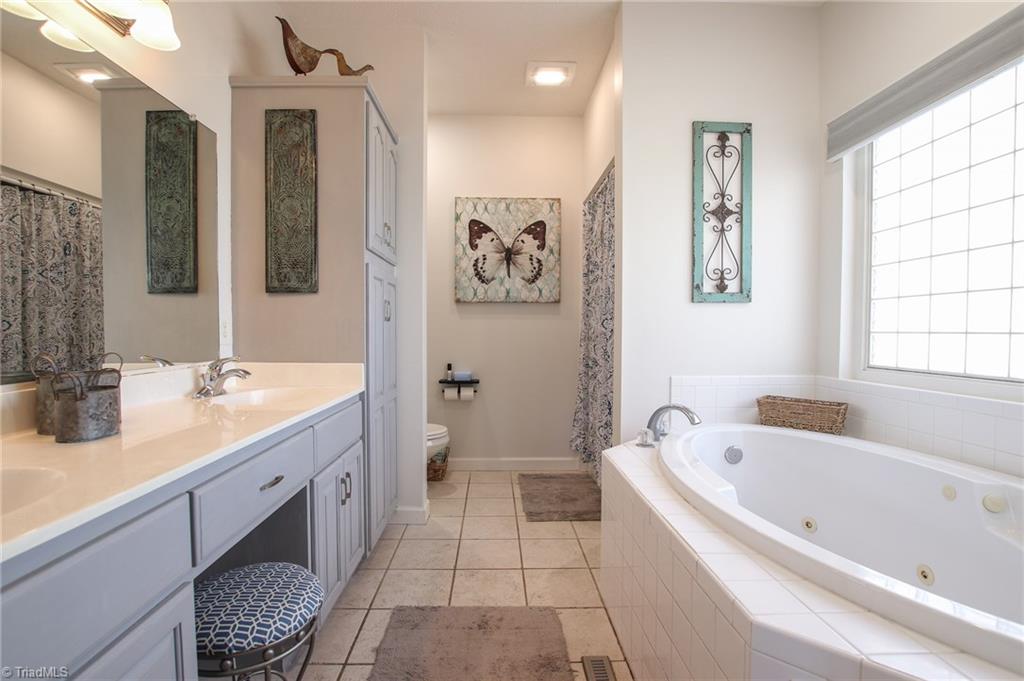 9252 Riverside Road Seagrove, NC 27341 - Photo 17 of 30 Master Bath w/ jetted tub & separate shower