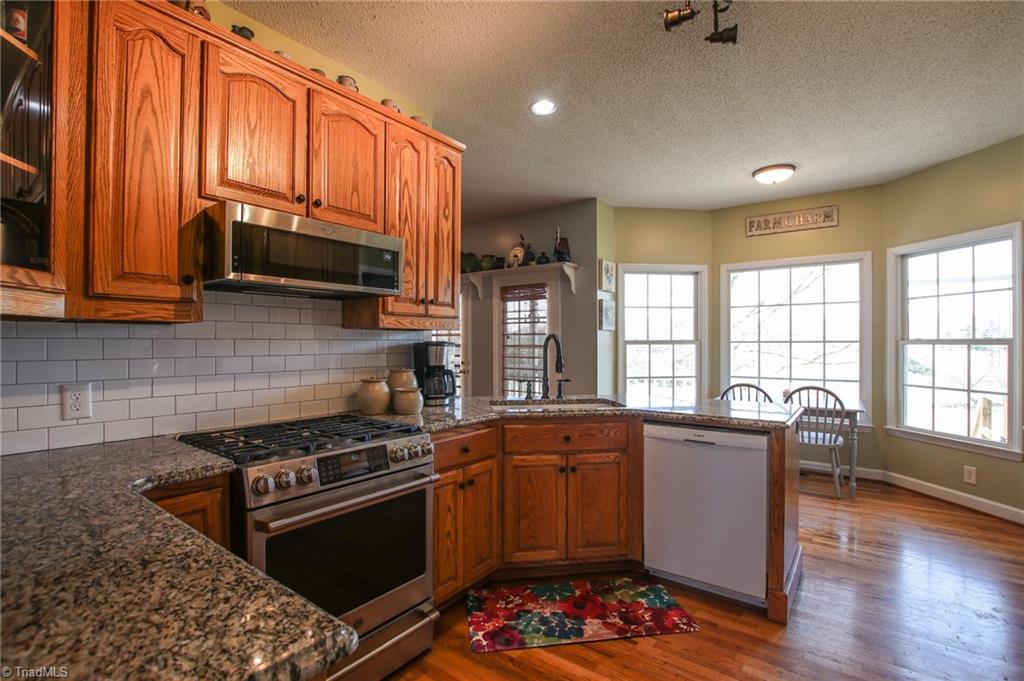 9252 Riverside Road Seagrove, NC 27341 - Photo 6 of 30 Kitchen & Breakfast Area