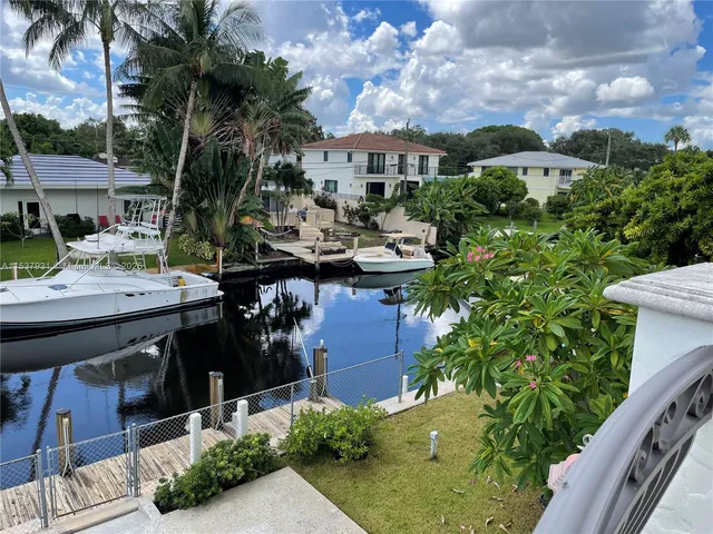 a view of multiple houses with a yard