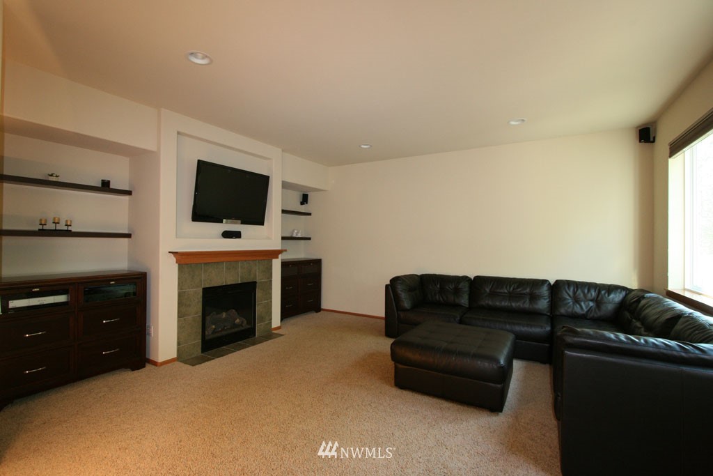 5728 Northeast 1st Place Renton, WA 98059 - Photo 3 of 15 Gallery Image 3
