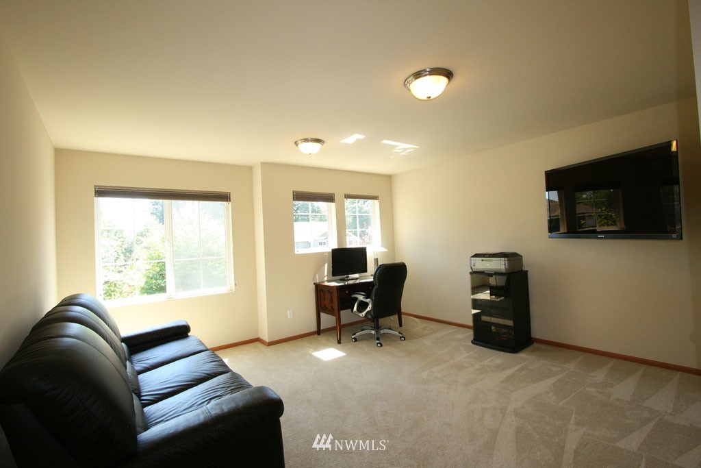 5728 Northeast 1st Place Renton, WA 98059 - Photo 7 of 15 Gallery Image 7