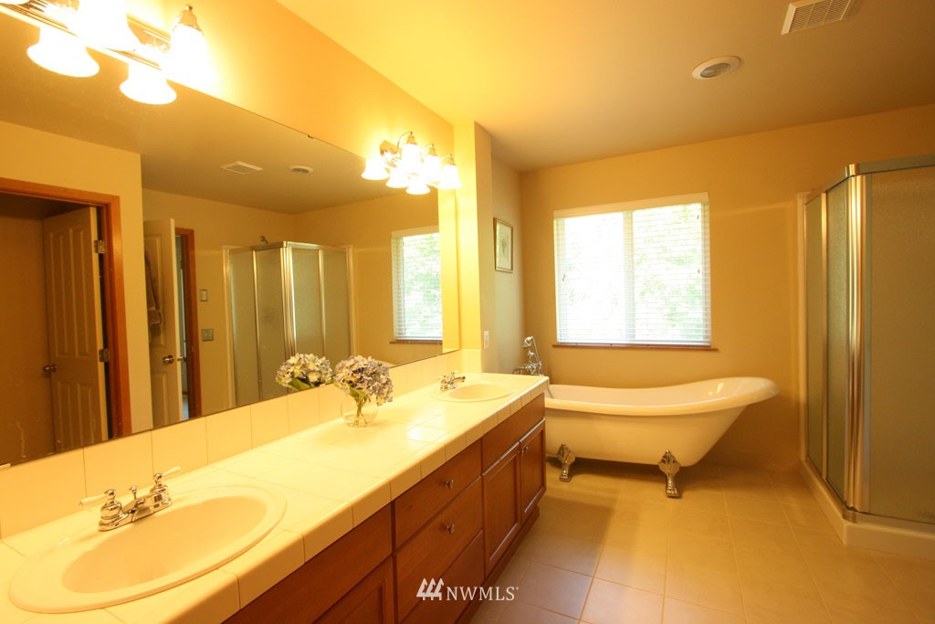 5728 Northeast 1st Place Renton, WA 98059 - Photo 9 of 15 Gallery Image 9