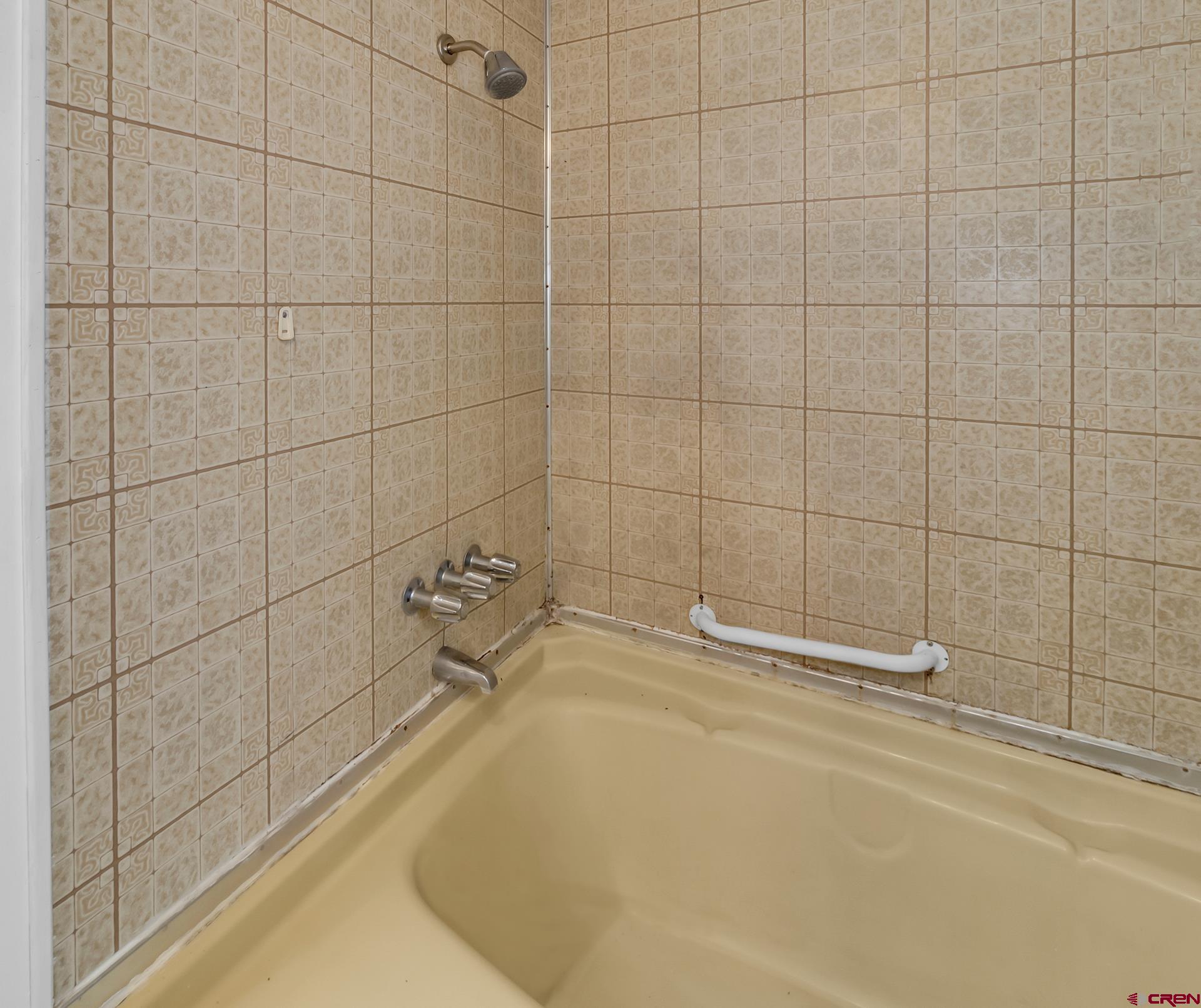 400 Riley Lane Delta, CO 81416 - Photo 21 of 35 a bathroom with a bathtub