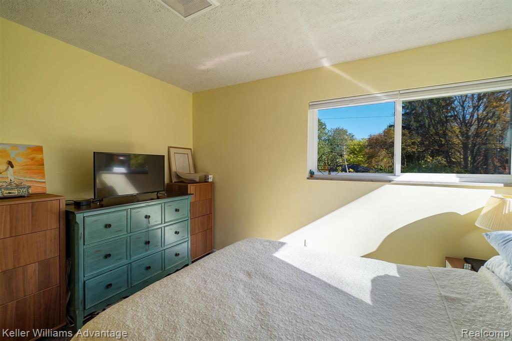 2360 West Square Lake Road Troy, MI 48098 - Photo 23 of 45