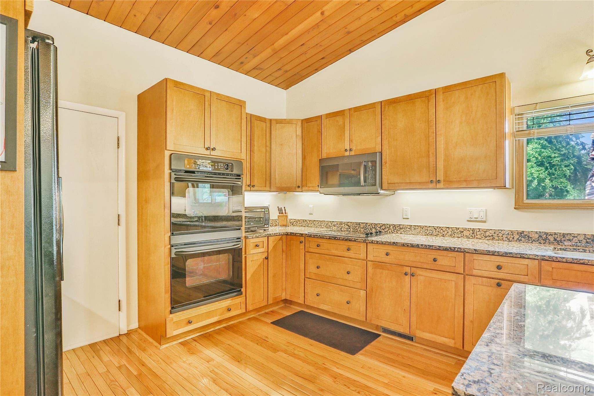 5822 Shaun Road West Bloomfield, MI 48322 - Photo 4 of 32 0I0A3947.jpg