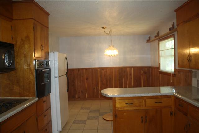115 Sears Roebuck Road Tullahoma, TN 37388 - Photo 4 of 18 Wonderful kitchen with large bar area perfect for quick meals or serving bar when entertaining guests.