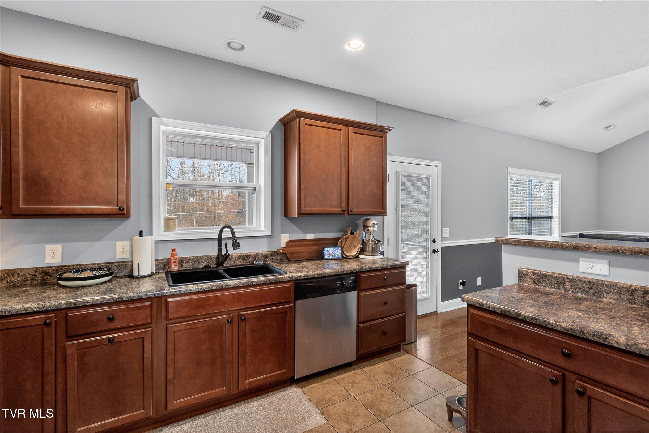512 Cameron Court Jonesborough, TN 37659 - Photo 8 of 48 11-512-Cameron-Ct-Jonesborough-TN-37659-