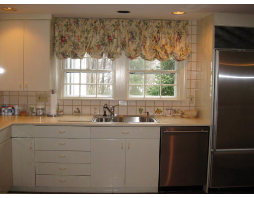 22 Carlton Road Marblehead, MA 01945 - Photo 5 of 11