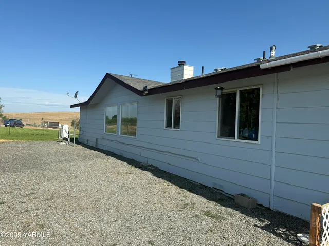a view of a house with a backyard