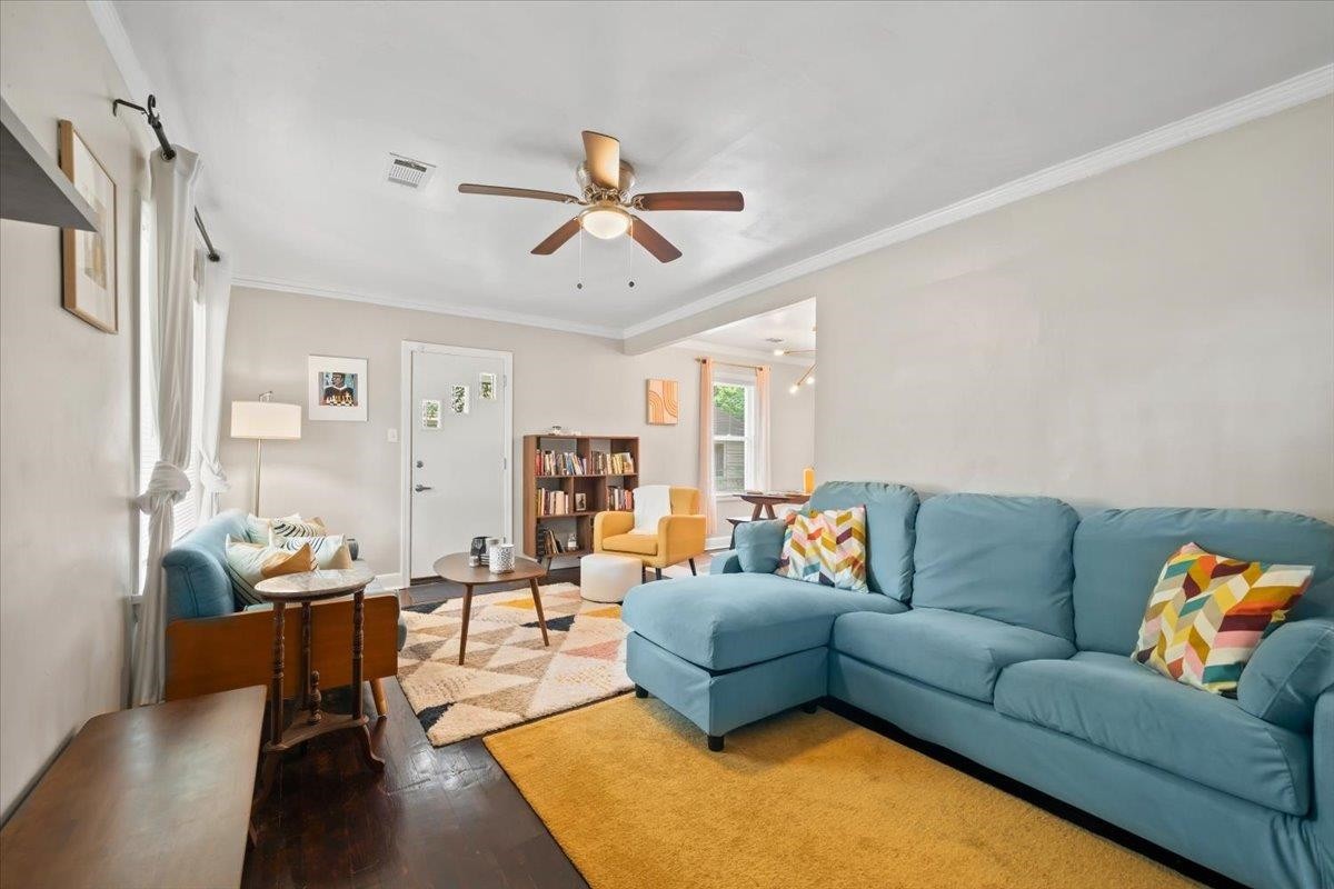 1049 McEvers Road Memphis, TN 38111 - Photo 12 of 28 a living room with furniture and a large window