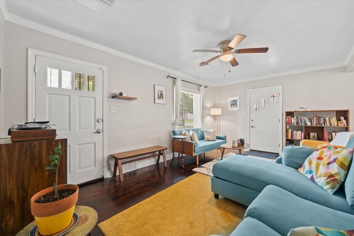 1049 McEvers Road Memphis, TN 38111 - Photo 9 of 28 a living room with furniture and a wooden floor