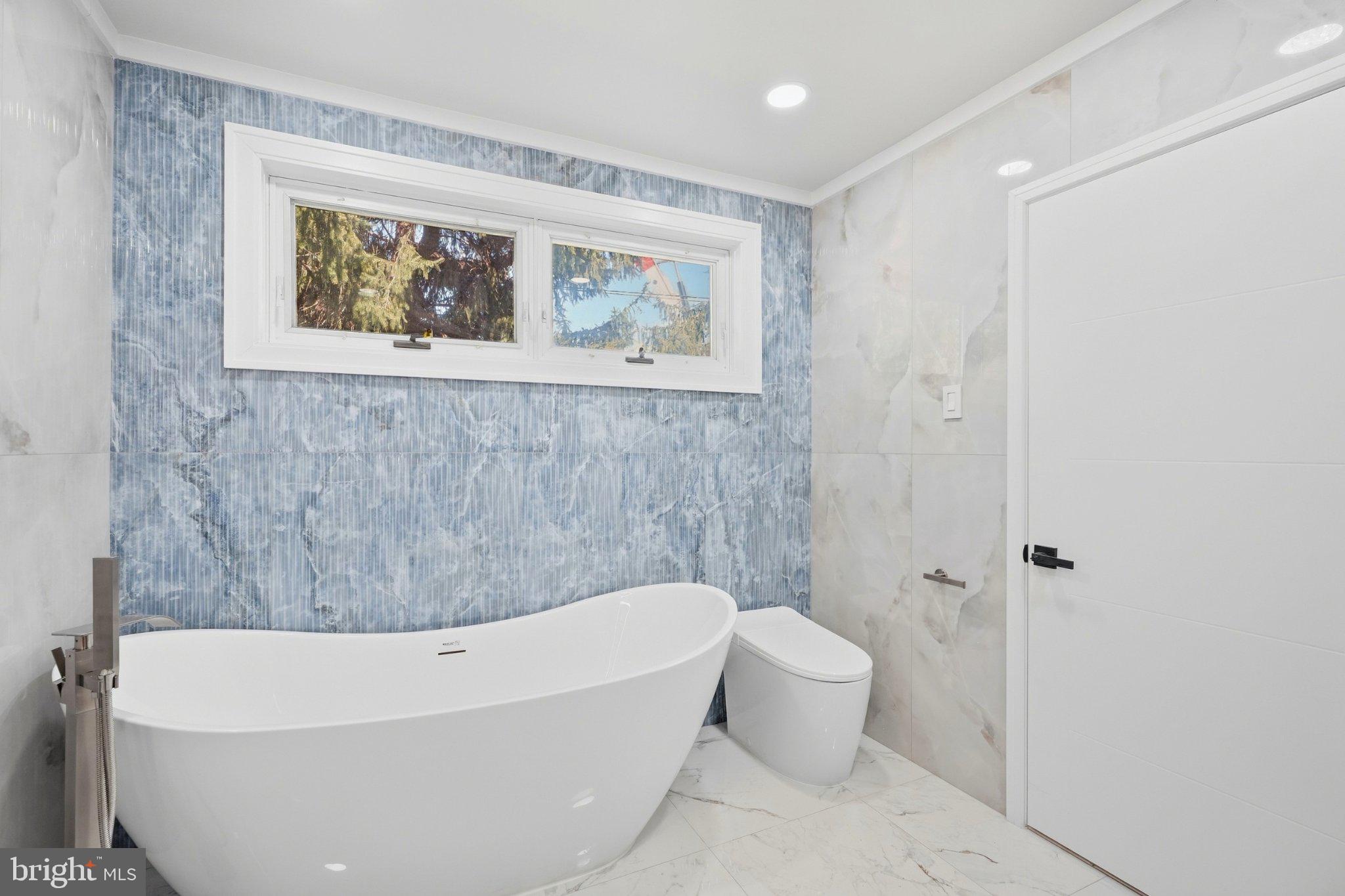 587 Moreland Road Huntingdon Valley, PA 19006 - Photo 23 of 51 Master bathroom soak in tub