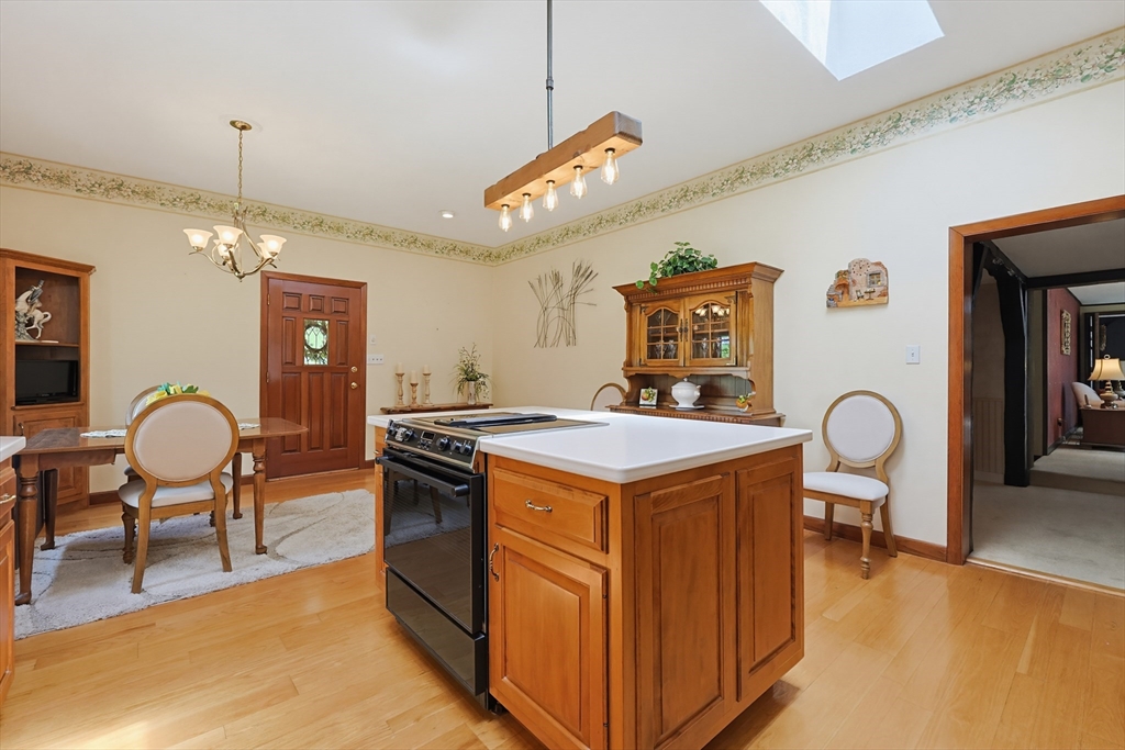 665 South Street Walpole, MA 02081 - Photo 7 of 40