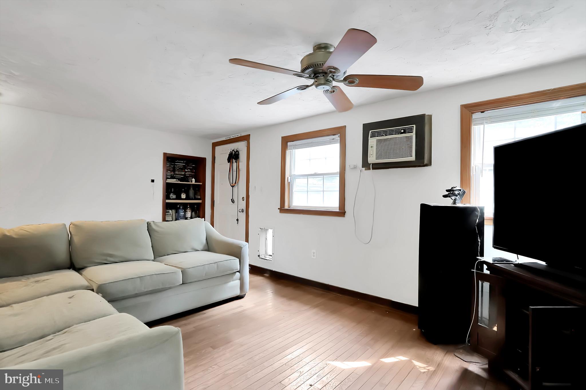 8802 Mapleville Road Mount Airy, MD 21771 - Photo 10 of 31 Living Room