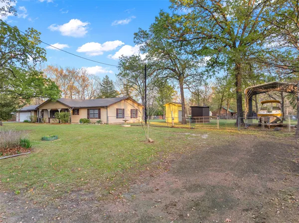 a view of yard with trees