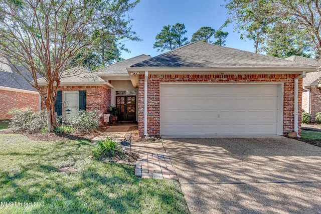 $325,000 | 761 Versailles Drive, Ridgeland, MS 39157