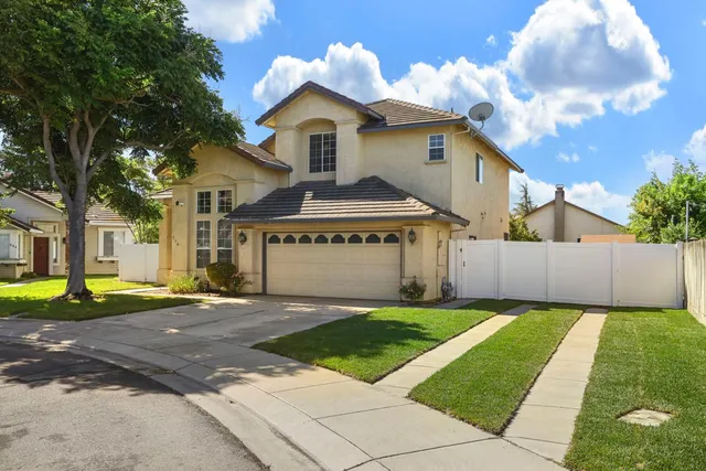 a view of a back yard of the house