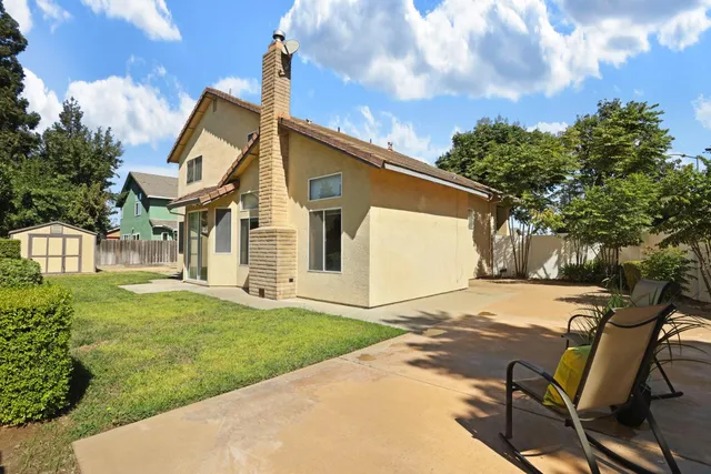 a view of a back yard of the house