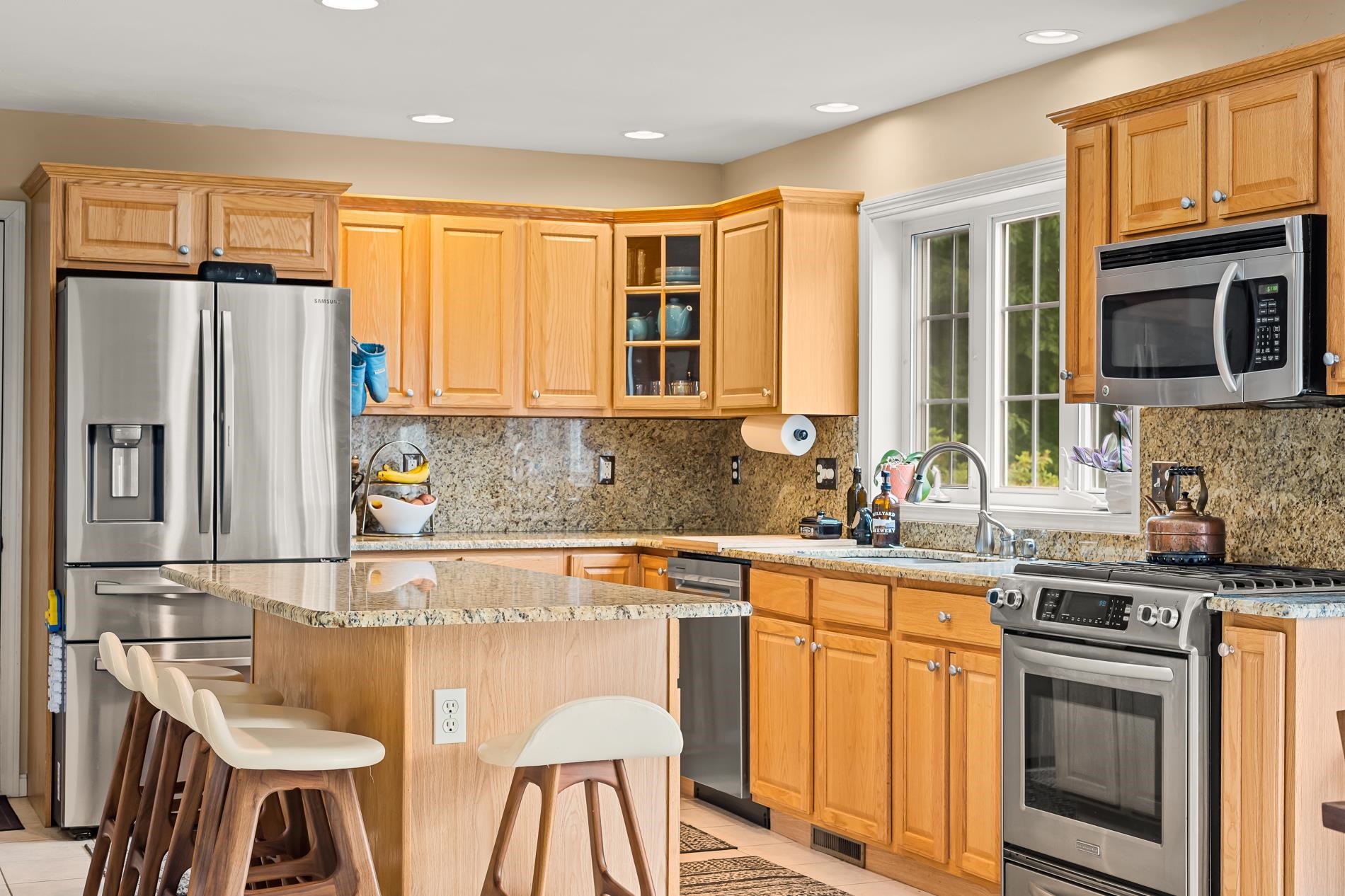 68 Lindsay Road Hooksett, NH 03106 - Photo 4 of 40