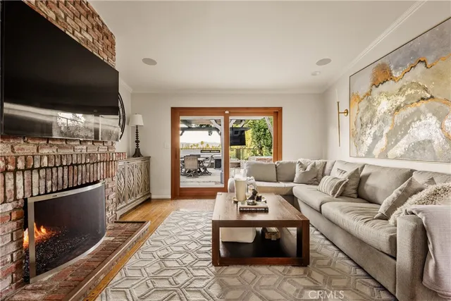 $2,000,000 | 22370 Algunas Road, Woodland Hills, CA 91364