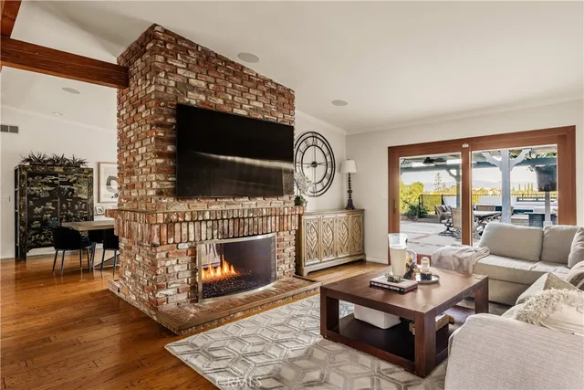 $2,000,000 | 22370 Algunas Road, Woodland Hills, CA 91364