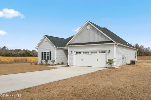 $1,900 | 505 East Black Water Lane, Maysville, NC 28555