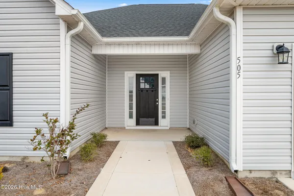 $1,900 | 505 East Black Water Lane, Maysville, NC 28555