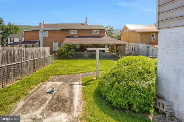 a view of a back yard of the house