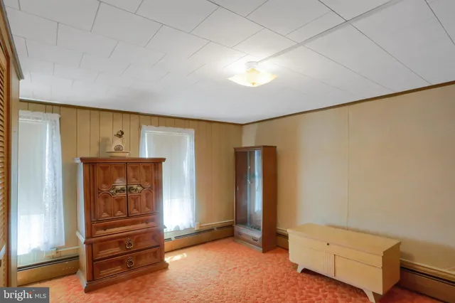 a view of a livingroom with furniture and a ceiling fan
