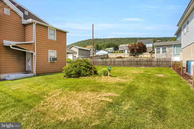 a view of a house with a backyard