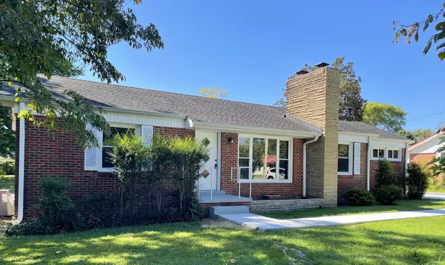 a view of a yard in front of house