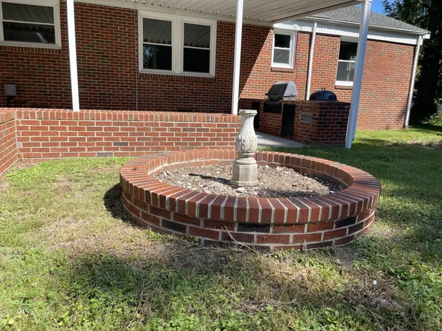 a view of an house with a yard