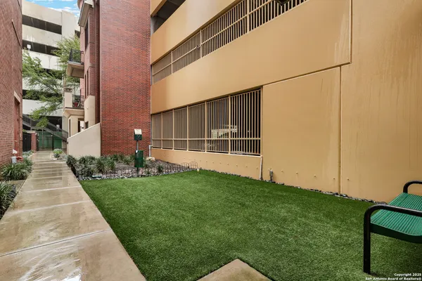 a view of back yard of the house