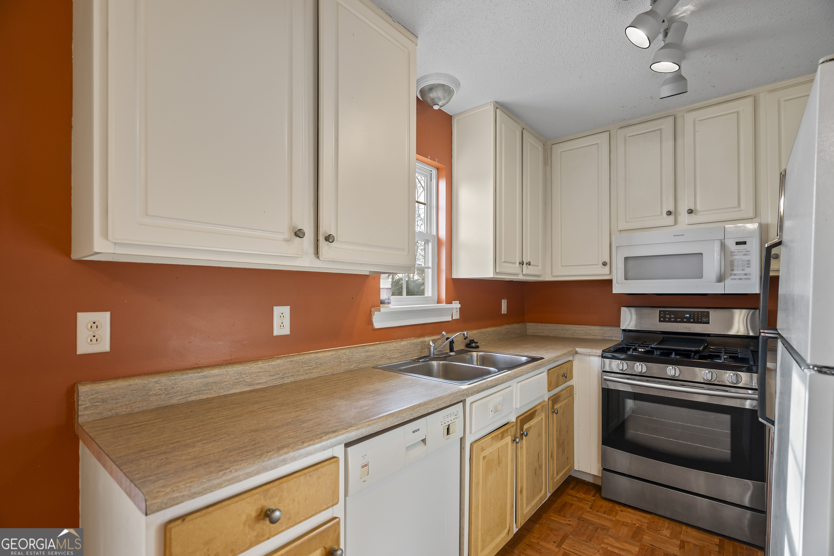 210 Blue Ridge Avenue Demorest, GA 30535 - Photo 12 of 74 a kitchen with granite countertop a stove and a white cabinets