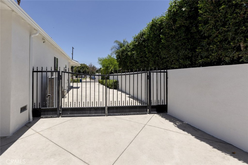 15254 Clymer Street Mission Hills, CA 91345 - Photo 18 of 26 a view of a balcony