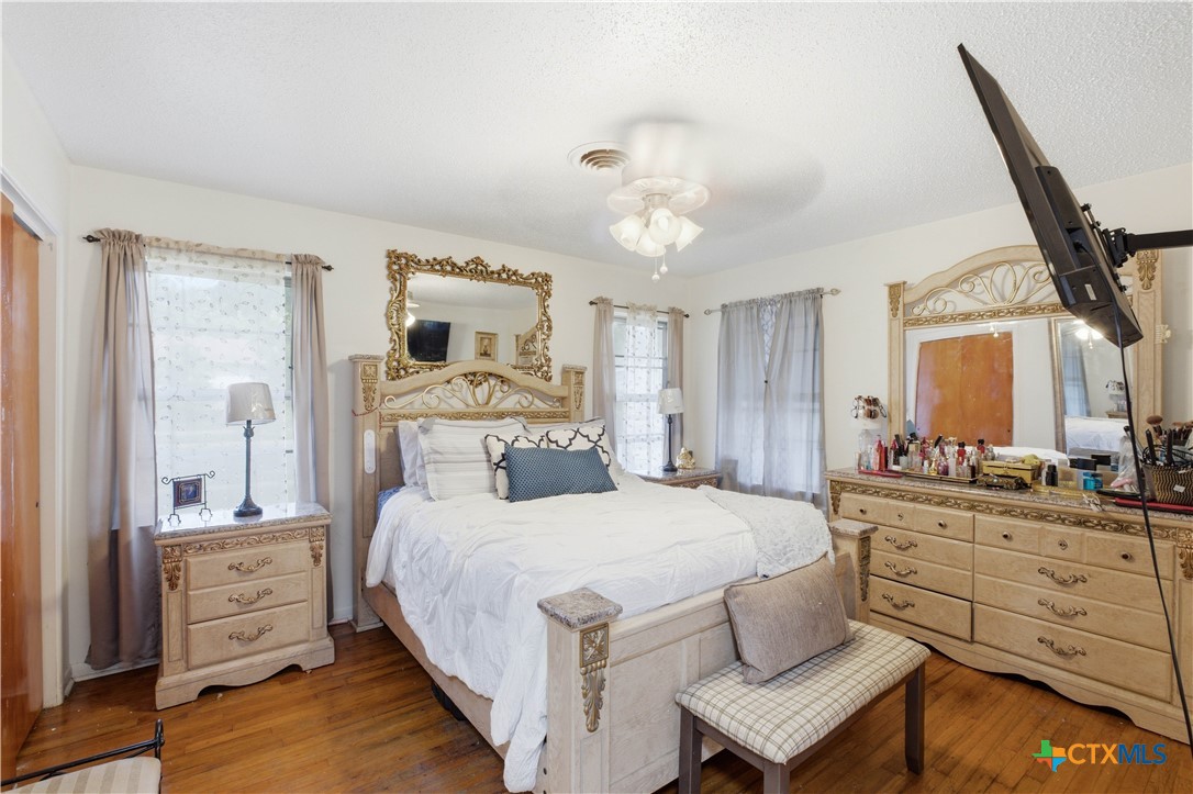 503 Cardinal Avenue Killeen, TX 76541 - Photo 19 of 26 a bedroom with a large bed and a chandelier