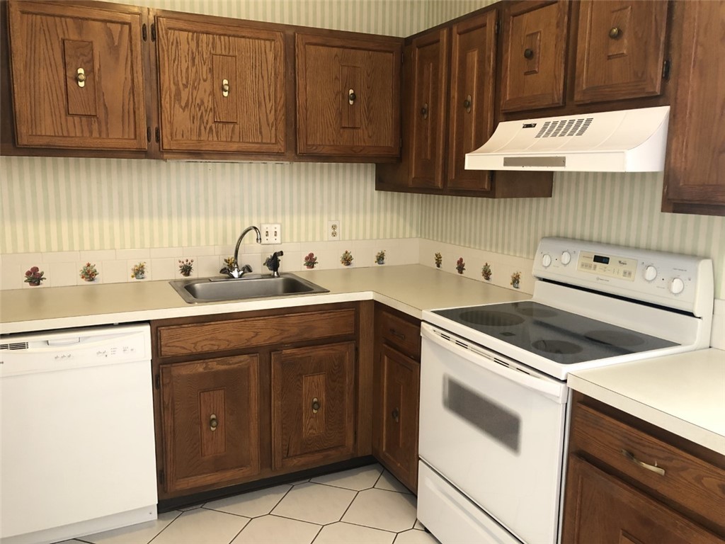 62 Fox Ridge Crescent Warwick, RI 02886 - Photo 5 of 24 Gallery Image 5