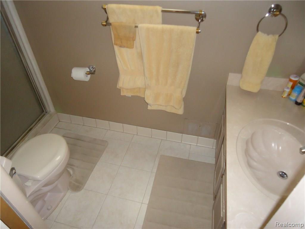 25124 Farmington Road Farmington, MI 48336 - Photo 46 of 50 master bathroom.JPG