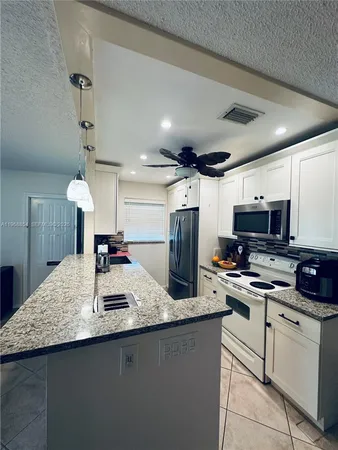 $2,100 | 1252 Club Drive West, Unit D, Delray Beach, FL 33445