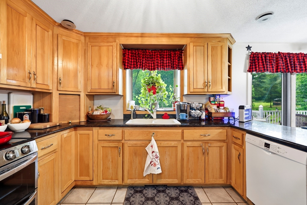 10 Lyman Barnes Road Brimfield, MA 01010 - Photo 8 of 37