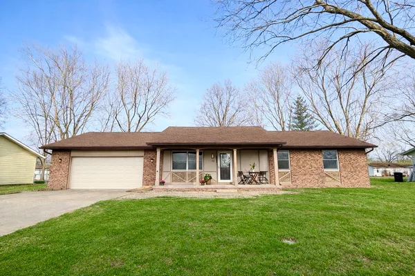 $220,000 | 112 Donoho Drive, Salem, IL 62881