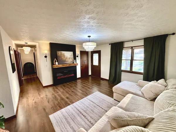$215,000 | 112 Donoho Drive, Salem, IL 62881