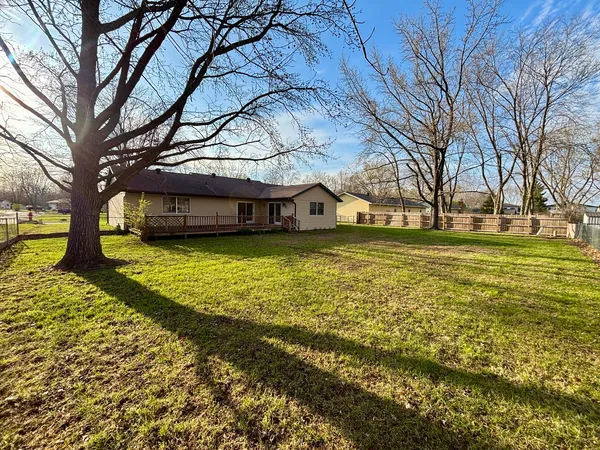 $215,000 | 112 Donoho Drive, Salem, IL 62881