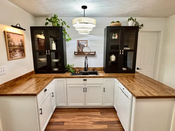 $215,000 | 112 Donoho Drive, Salem, IL 62881