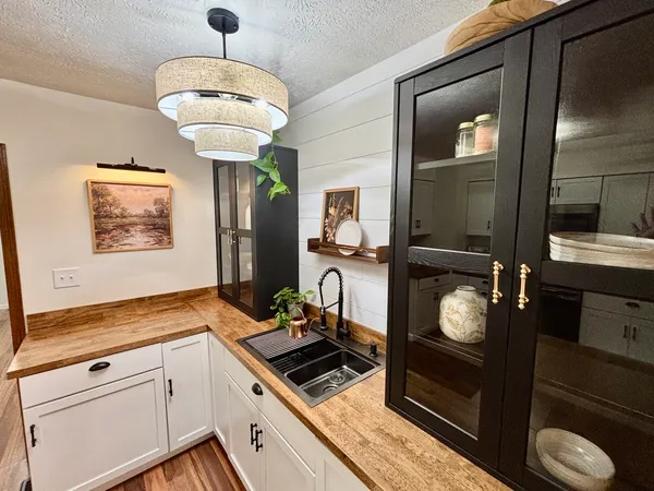 $215,000 | 112 Donoho Drive, Salem, IL 62881