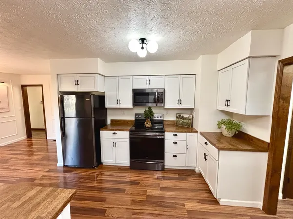 $215,000 | 112 Donoho Drive, Salem, IL 62881